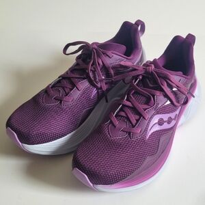 NWOB Saucony Women's Running Shoe Size 8 Eggplant / Gray